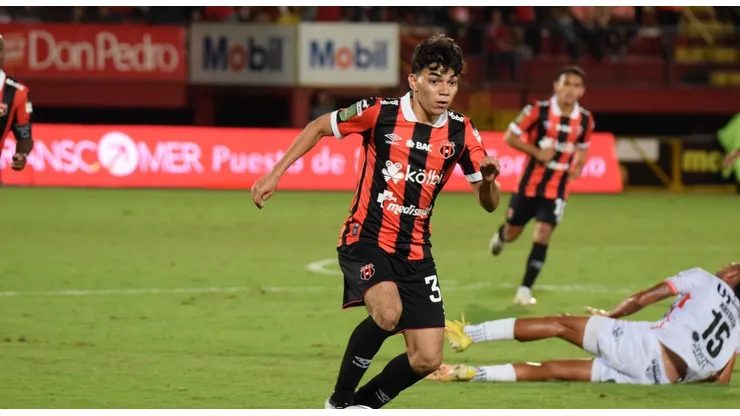 Menjívar recibe el visto bueno más importante de Alajuelense.