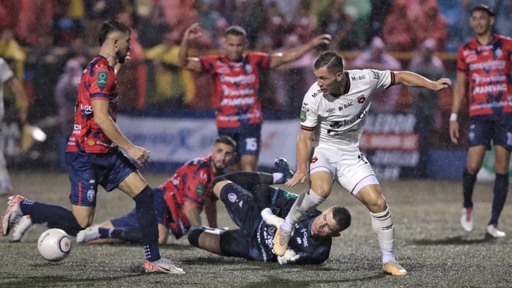 El último partido entre Alajuelense y San Carlos, jugado el 31 de marzo, quedó 1-1 por los goles de Jonathan Mota y César Yanis, respectivamente. (Foto: La Nación)