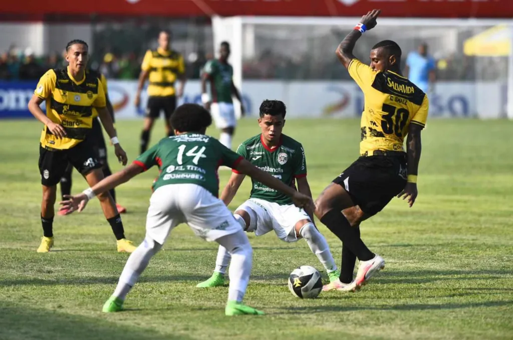 El último clásico, jugado el 20 de abril, lo ganó 1 a 0 Marathón con el gol de Matías Techera. (Foto: Netpatalí Romero / El Heraldo)