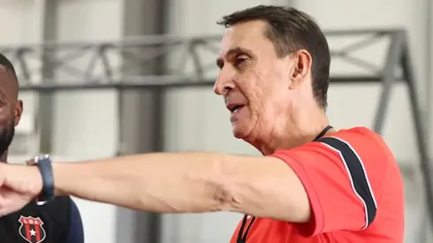 El mercado en Costa Rica sigue moviéndose y desde Alajuelense podría haber una novedad para Alexandre Guimarães.