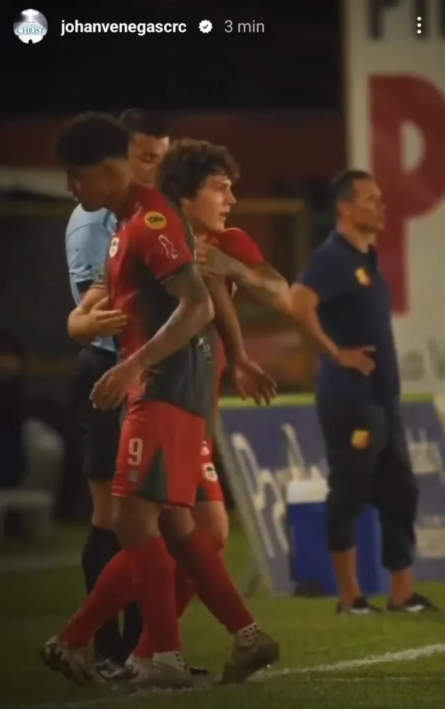 La imagen de Johan Venegas yéndose del campo de juego. (Instagram)