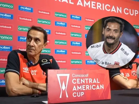 Alexandre Guimarães sale a defender a Celso Borges