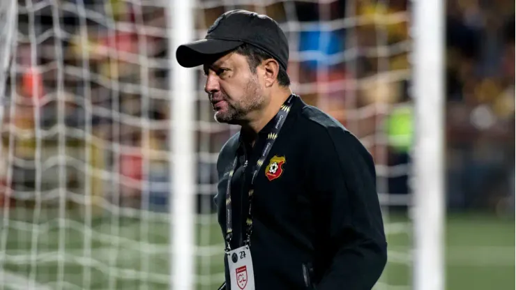Jafet Soto es ahora presidente, gerente deportivo y técnico de Herediano.