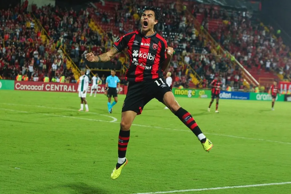 Goleador insaciable, Diego Campos lidera a Alajuelense. (Instagram)