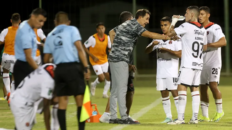 Alajuelense toma fuerte decisión sobre el futuro de uno de sus extranjeros.