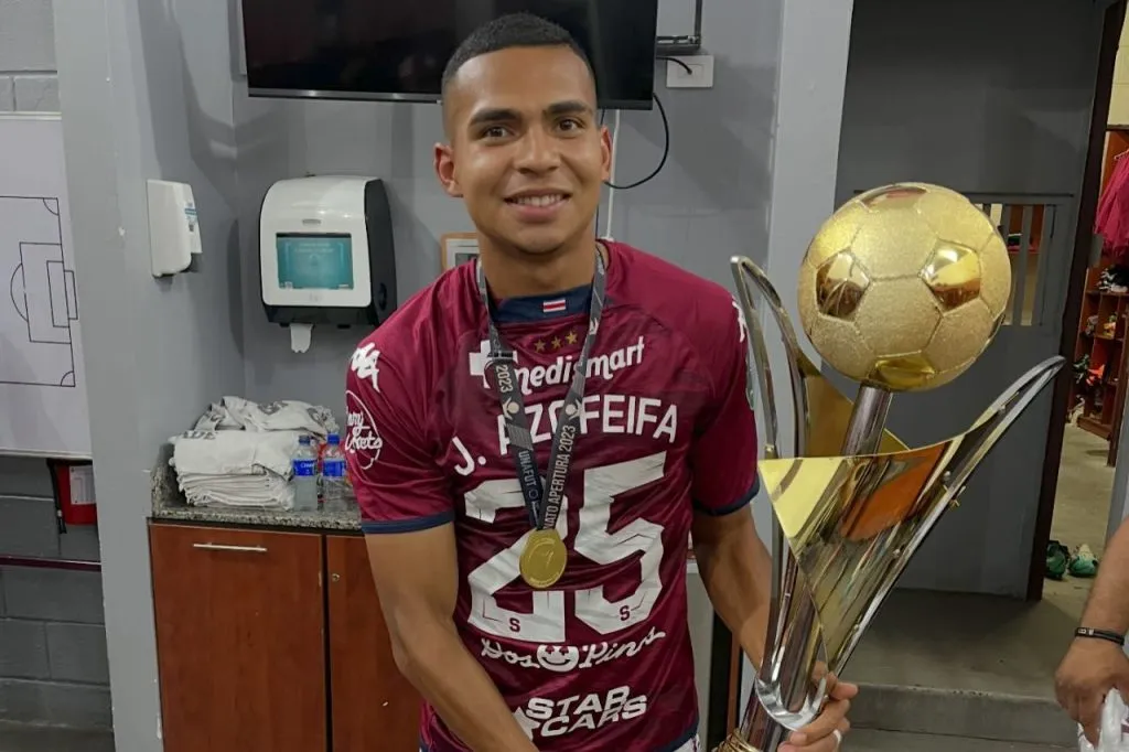 A Azofeifa le espera una larga recuperación (Instagram).