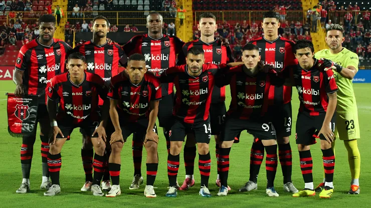 Un refuerzo de Alajuelense siente la presión.