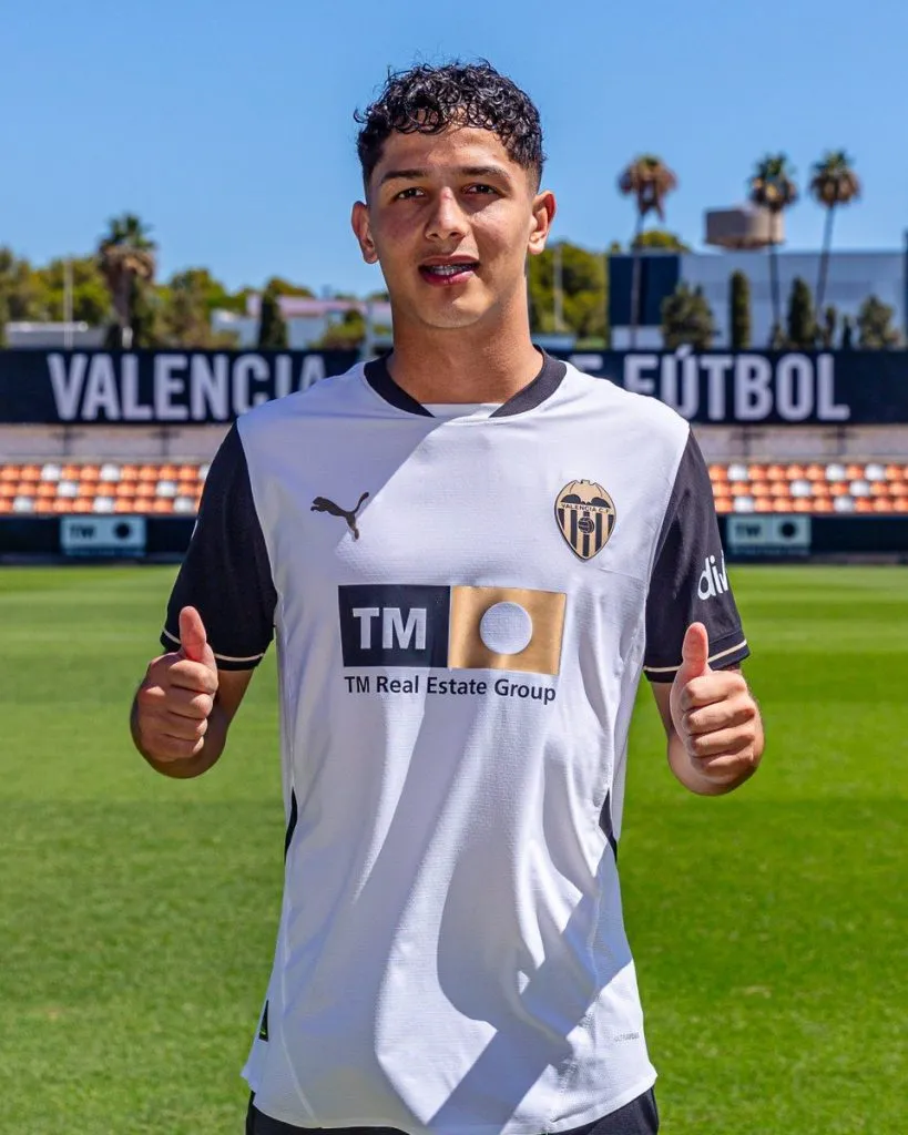La filial del Valencia presentó a Madrigal (Valencia Mestalla).