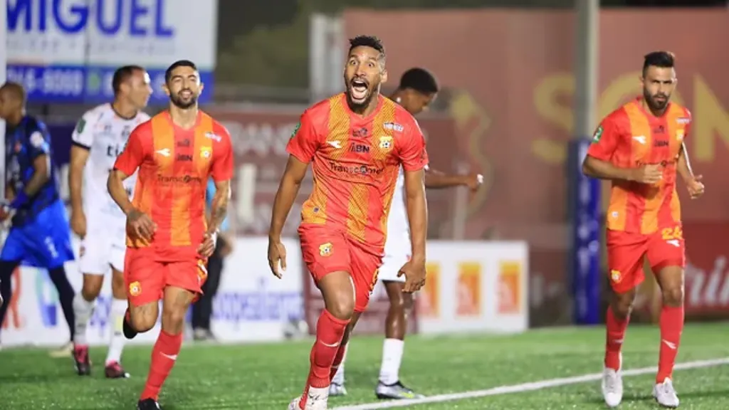 Marcel Hernández celebra tras marcarle un doblete a Puntarenas. (Foto: CSH)