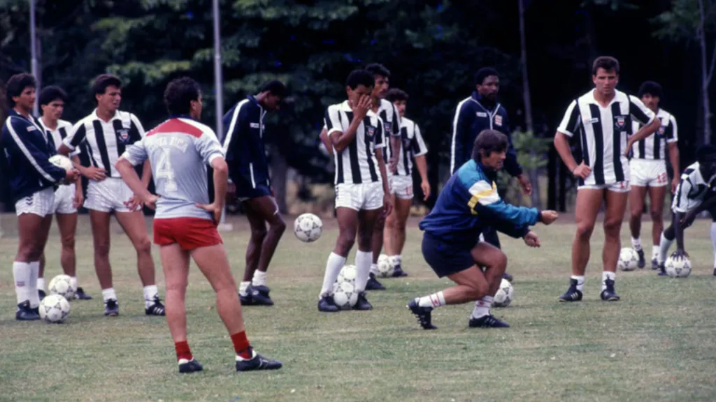 Bora da indicaciones a sus jugadores en Heredia. La concentración inició en los los hoteles Cypresal, Tirol y Tennis Club. (Foto: La Nación)