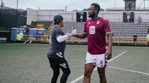 Kendall Waston no encuentra respuestas en Saprissa.