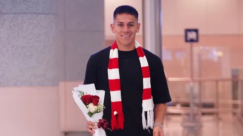 Óscar Duarte mostró ahora sí la nueva camiseta de su club.