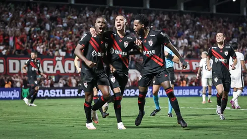 Goianiense no baja los brazos.