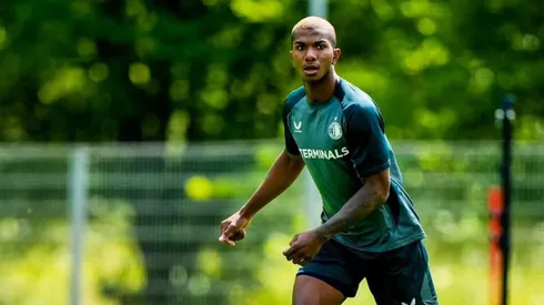 La extraña reacción de Jeyland Mitchell tras no ser citado en Feyenoord