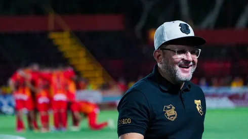 Jafet Soto asegura una firma que despierta polémica en Herediano.