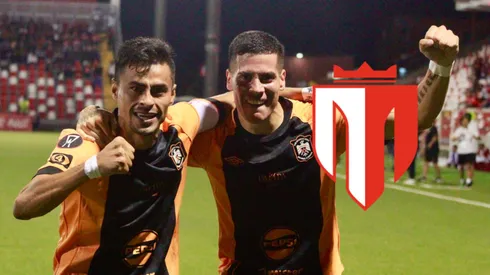 Los jugadores de Águila festejan su gol frente a los estelianos.