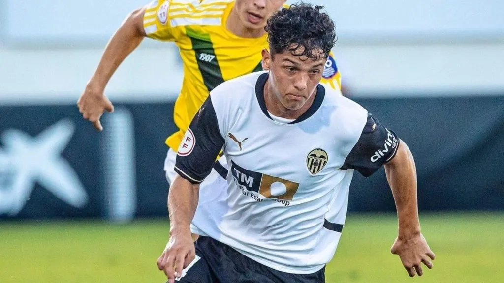 Warren Madrigal sigue ganando terreno en el Valencia Mestalla.