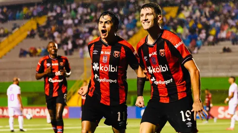 Alajuelense defendió al aficionado golpeado por Comunicaciones.