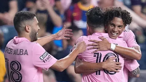 David Ruiz junto a Jordi Alba y Lionel Messi.