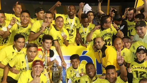 Real España festejando su título de liga en 2017.