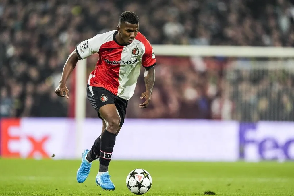 Jeyland Mitchell hizo su estreno con los colores del Feyenoord (Instagram).
