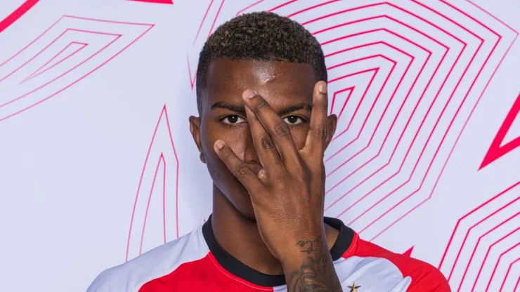Jeyland recibe un trato diferente en Feyenoord
