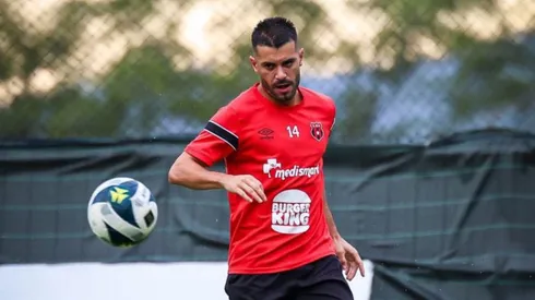 Iago Falque hace un anuncio.