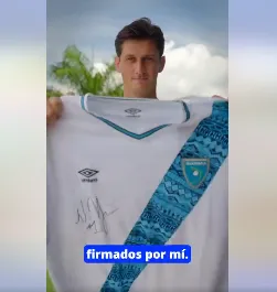 Hagen junto a su camiseta firmada.