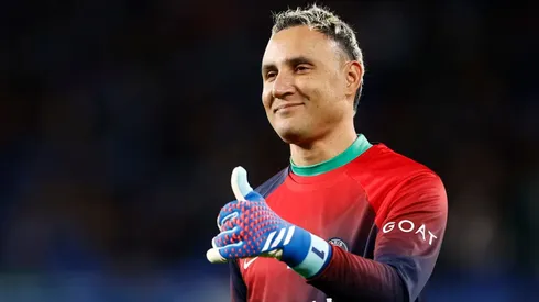 Keylor Navas se calza los guantes.