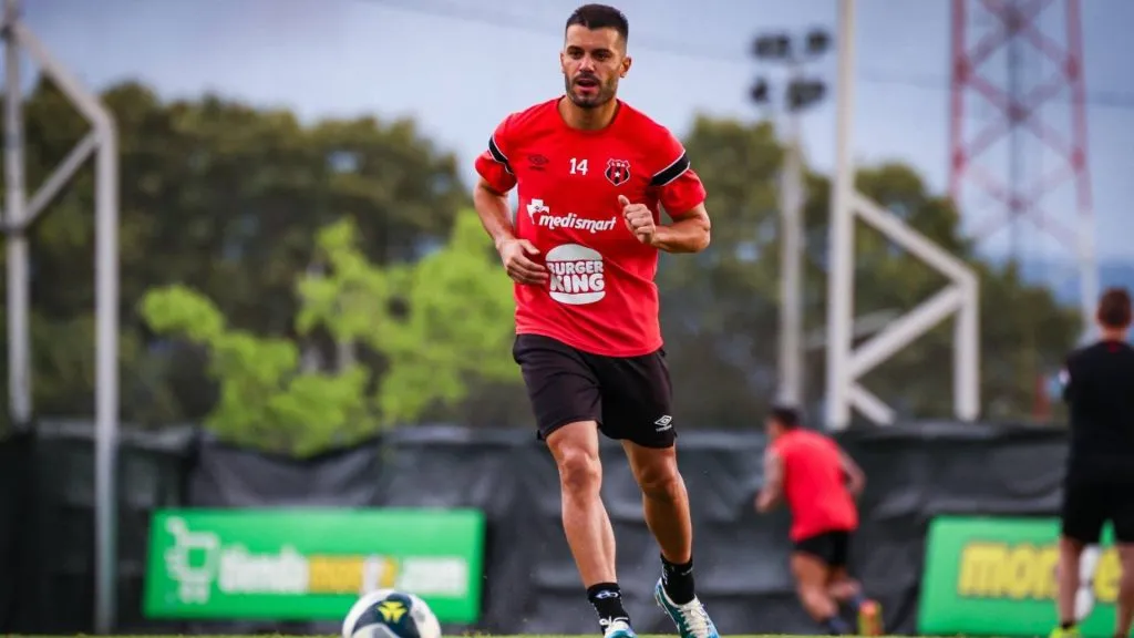 Iago Falque podría irse de Alajuelense en enero. (IMAGO)
