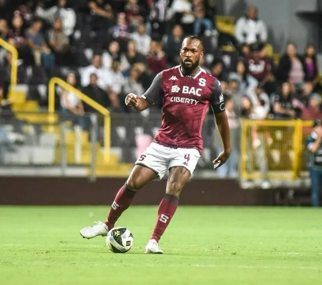 Kendall Waston abrió el marcador (Saprissa).
