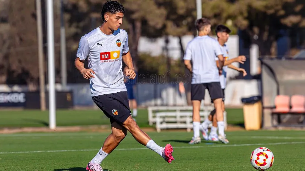 Warren Madrigal se entrenó con el primer equipo (Valencia CF).