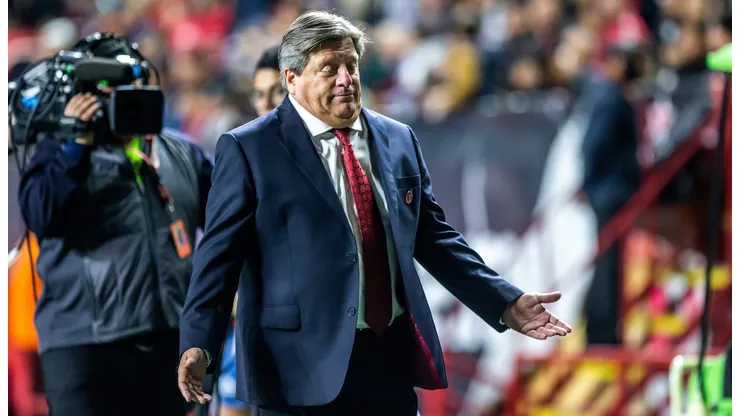 TIJUANA, MEXICO - APRIL 19: Miguel Herrera head coach of Tijuana gestures during the 16th round match between Tijuana and Puebla as part of the Torneo Clausura 2024 Liga MX at Caliente Stadium on April 19, 2024 in Tijuana, Mexico.(Photo by Francisco Vega/Getty Images)