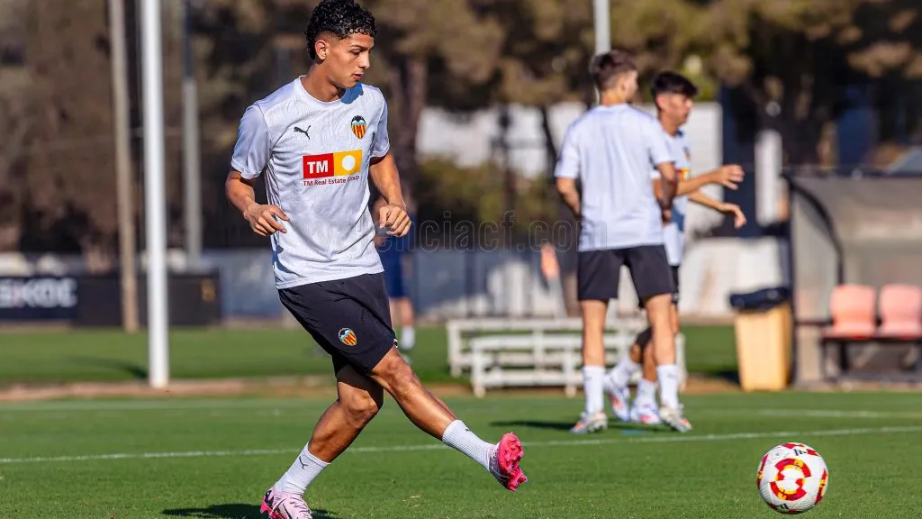 Warren Madrigal sueña con el debut en la primera del Valencia. (Foto: Valencia CF)