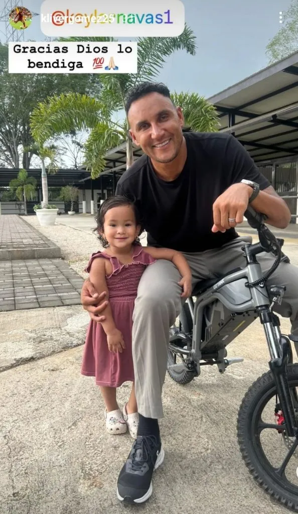 Keylor Navas con la hija de Kliver&nbsp;Gómez