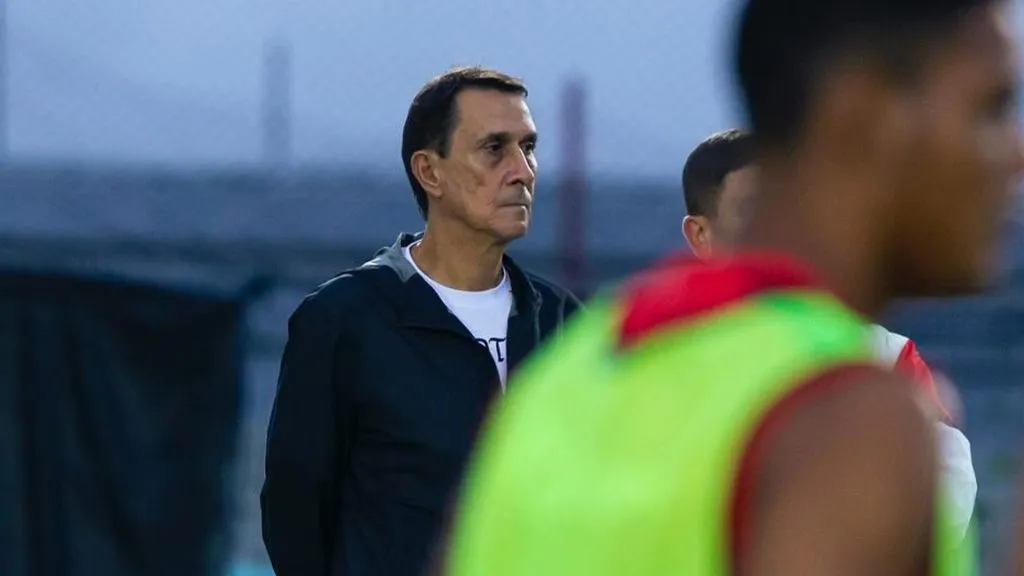 Alexandre Guimaraes trabaja en su renovación.