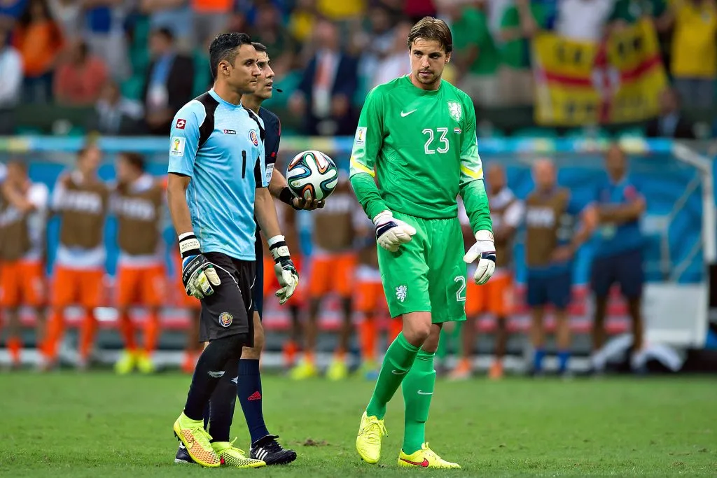 Keylor y Krul, justo antes de la tanda de penales que nadie olvida. (IMAGO)