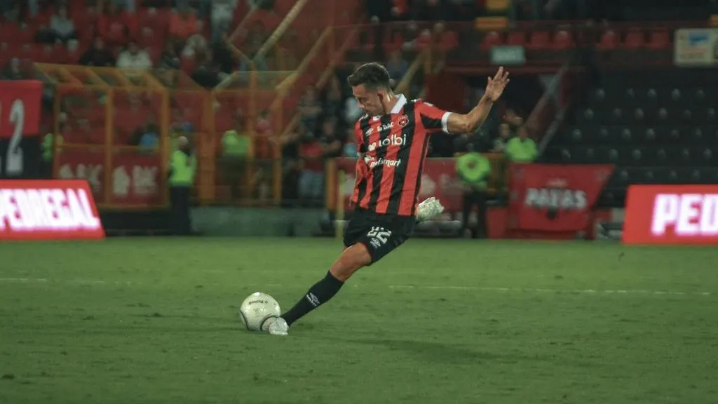 Kevin Cabezas sufrió una gravísima lesión defendiendo el uniforme de Alajuelense (LDA).