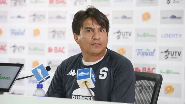 “Tan Vago”: otro ídolo de Saprissa ataca sin piedad a Vladimir Quesada.
