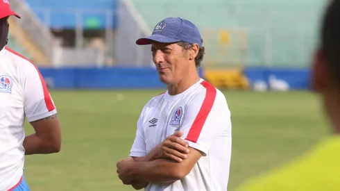 Pedro Troglio en el entrenamiento de Olimpia.