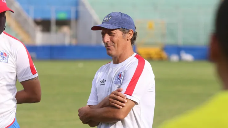 Pedro Troglio en el entrenamiento de Olimpia.