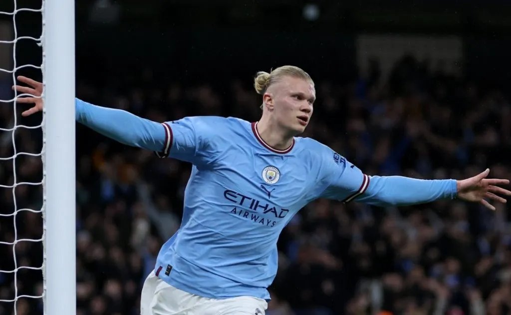 Manfred Ugalde le hace frente a Erling Haaland.