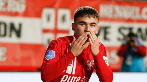 Manfred Ugalde anotó otro doblete en victoria de Twente.