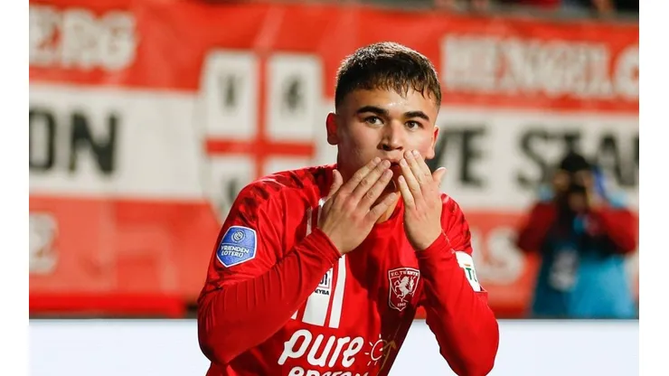 Manfred Ugalde anotó otro doblete en victoria de Twente.