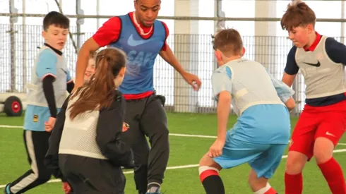 Bennette compartió con los niños de un centro comunitario en Sunderland (J. Bennette, Instagram)