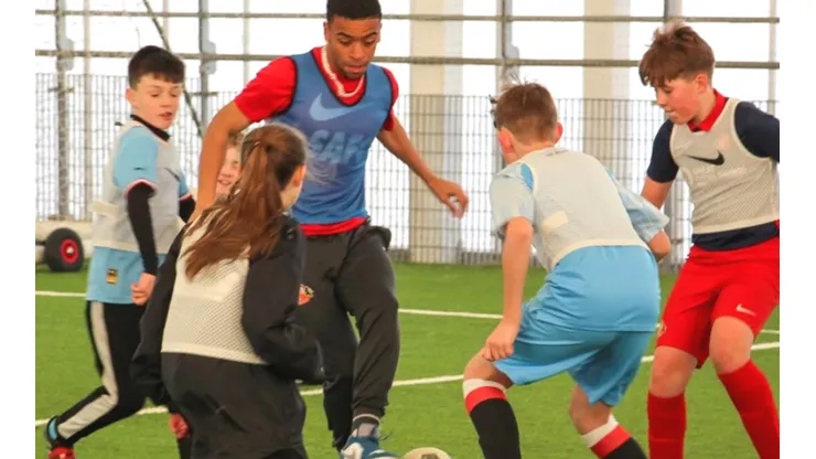 Bennette compartió con los niños de un centro comunitario en Sunderland (J. Bennette, Instagram)