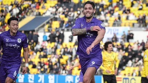 Jonathan Moya se vistió de héroe al anotar -sobre la hora- el gol del triunfo (FC Anyang)