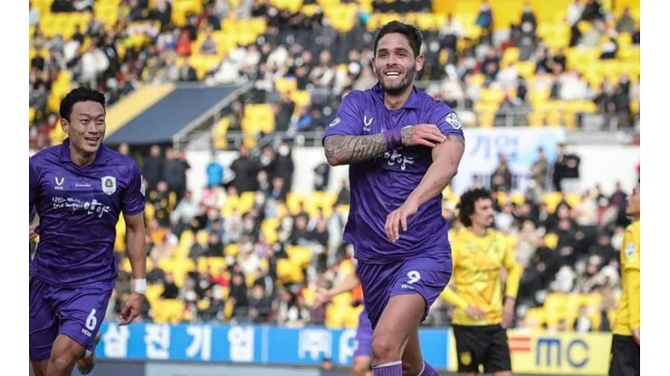 Jonathan Moya se vistió de héroe al anotar -sobre la hora- el gol del triunfo (FC Anyang)