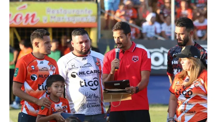 El emotivo homenaje de Puntarenas y Alajuelense a Róger Rojas.