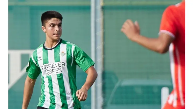 Santiago Van Der Putten figura en el equipo sub 20 del Real Betid de España (Santiago Van Der Putten, Instagram)